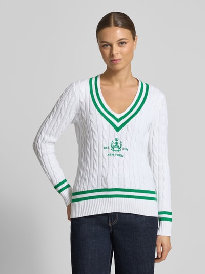 Modelka kobieca nosi Slim Fit Pullover in Strick-Optik Modell 'Meren' od Lauren Ralph Lauren, biały z zielonymi detalami, widok z przodu, zbliżenie na górną część ciała. Pulower z czystej bawełny, dekolt V, logo na piersi, elastyczne wykończenia.