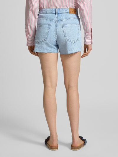Vrouwenmodel draagt Regular Fit Shorts uit katoenmix model 'TESS' van Vero Moda in denimlook met labelpatch en 5-pocketmodel, lichtblauw, katoenmix, geheel achteraanzicht