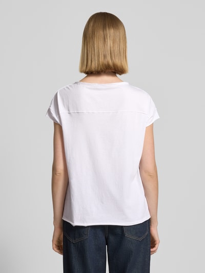 Frauenmodel trägt Regular Fit T-Shirt aus reiner Baumwolle von s.Oliver RED LABEL, unifarben, kurzarm, Jersey, Ganzkörperansicht Rückansicht.