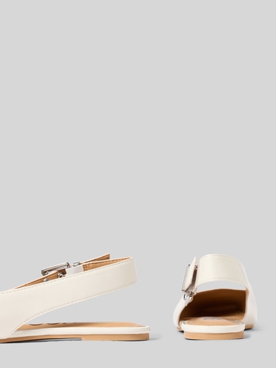 Produktfoto, Slingback-Ballerinas mit Dornschließe von BIANCO in Creme, abgerundete Form, Blockabsatz, leicht strukturierte Sohle, Absatzhöhe 1 cm bei Größe 39.