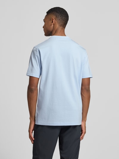 Männermodel trägt Regular Fit T-Shirt aus Baumwoll-Mix Modell 'TS_GLOBE LOGOPATTERN' von BOSS Green mit Optik: Unifarben in Hellblau, Label-Print auf Kurzarm, Rundhals-Ausschnitt, Ganzkörperansicht Rückansicht.