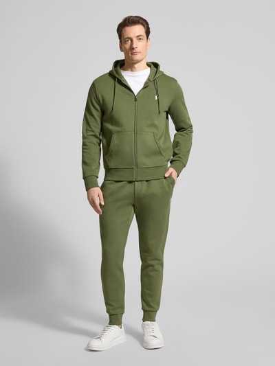 Mężczyzna nosi Tapered Sweatshorts aus Baumwoll-Mix von Polo Ralph Lauren, jednolity kolor, logo, krój tapered, bawełniany dres, Ganzkörperansicht von vorne