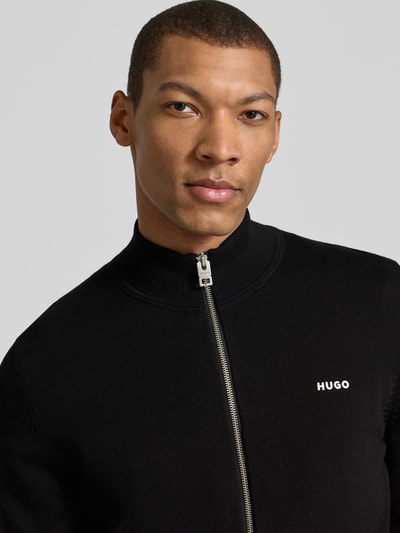 Mannelijk model draagt Regular Fit Gebreid jack uit puur katoen Model 'SAN JACOMO' van HUGO, look: effen, ritssluiting, schipperskraag, labelstitching, lange mouw, geribde mouwboord en rompzoom, knitwear, puur katoen, nahaufnahme bovenlichaam.