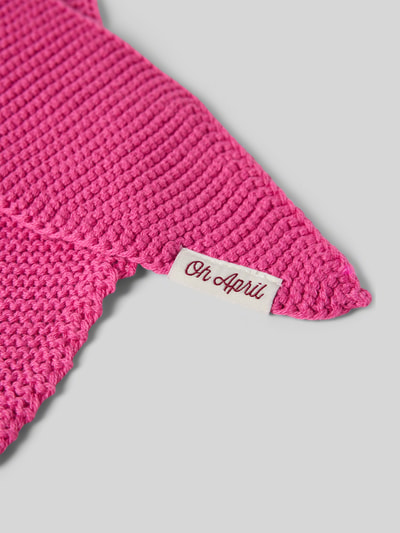 Produktfoto, Schal mit Label-Detail von OH APRIL in kräftigem Pink, rechteckige Form, grob gestrickte Textur, reine Baumwolle, Breite 8 cm.