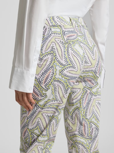 Vrouwenmodel draagt Hose im Allover-Look van Marc Cain, katoen- en viscosemix, slim fit, all-over look, detailopname rugzijde.