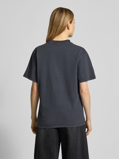 Frauenmodel trägt Regular Fit T-Shirt aus reiner Baumwolle Modell 'VINTAGE TEE_22' von HUGO in unifarbener Optik, Jerseytextur, Ganzkörperansicht Rückansicht.