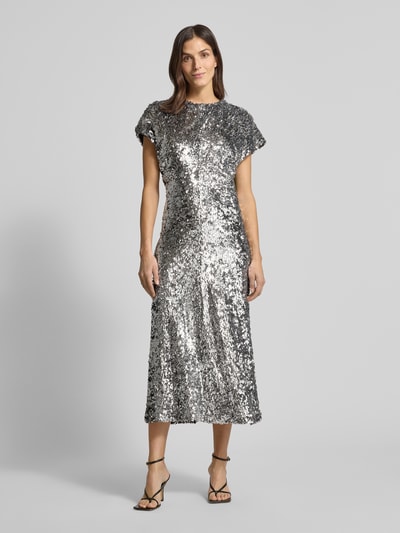 Vrouwenmodel draagt Maxikleid met Pailletten- en Ziersteinbesatz van Rich & Royal, zilverkleur, elastische materiaalmix, getailleerd, ronde hals, maxi-lengte, met korte mouwen, naadritssluiting, voorkant geheel zichtbaar, geheel lichaamsopname van voren.