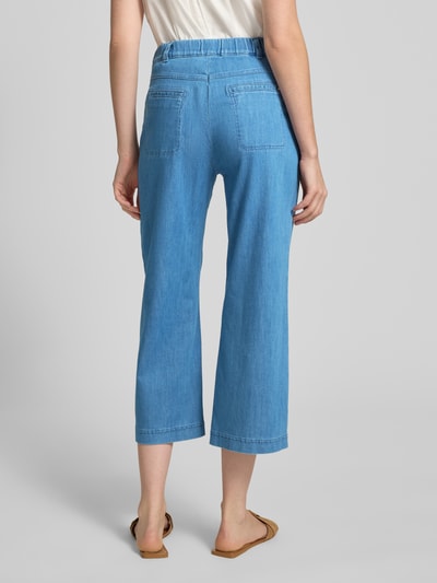 Frauenmodel trägt Regular Fit Culotte aus Baumwoll-Mix von Raphaela By Brax, Optik: Unifarben, Passform: Regular-Fit, Cropped-Länge, Leistentaschen, Gesäßtaschen, Ganzkörperansicht Rückansicht.