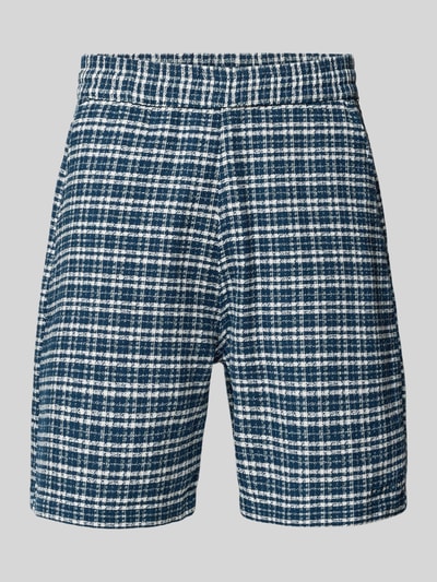 Produktfoto, Shorts mit Strukturmuster Modell 'Kander' von Carhartt Work In Progress, blau-weiß kariert, reine Baumwolle, elastischer Bund, Regular Fit, sichtbare Paspeltasche am Gesäß, deutliche Textur, neutrale graue Hintergrundfarbe.