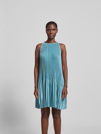 Frauenmodel trägt Knielanges Kleid in Falten-Optik von Joseph in Blau mit Rundhalsausschnitt, Gerade Passform, Ärmelloses-Design, Knielänge, Nahaufnahme Oberkörper.