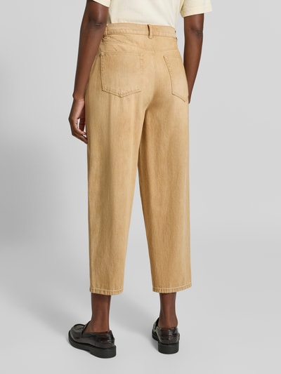 Vrouwenmodel draagt Barrel Jeans im 5-Pocket-Design van Christian Berg Woman, puur katoen, barrel fit, knoop- en ritssluiting, binnenbeenlengte 62 cm, bandwijdte maat 36, 5-pocketmodel, zandkleurig, grof geweven textuur, volledig zicht van achteren