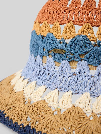 Produktfoto, Hut mit Label-Detail Modell 'FEATHERY' von Barts für Damen, Klassische Form, Allover-Look, grob gehäkelte Textur in Braun, Blau und Orange.