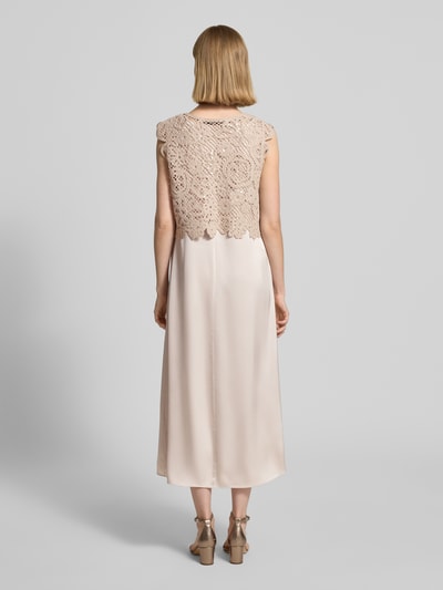Frauenmodel trägt Midikleid im 2-in-1-Look mit Rundhalsausschnitt von Betty Barclay, Satin, A-Linie, Rückenlänge 122 cm, Brustweite 48 cm, Ganzkörperansicht Rückansicht.