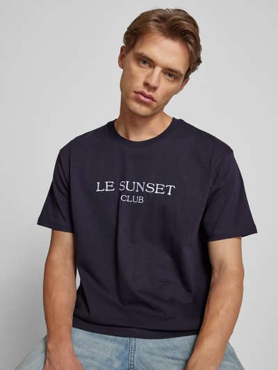 On Vacation T-Shirt mit Label-Print Marine 3