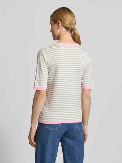 Vrouwenmodel draagt Relaxed Fit T-shirt uit viscosemix model 'Zanti' van FREE/QUENT, gebreide look, half mouw, ronde hals, elastische boorden, kleur wit-grijs met roze accenten, ruglengte 57 cm, mouwlengte 26 cm, volledige achterkantaanzicht.