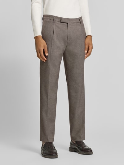 Männermodel trägt Anzughose mit Bügelfalten Modell 'Salto' von CINQUE, fein strukturiertes Braun, Slim Fit, Nahaufnahme Unterkörper.