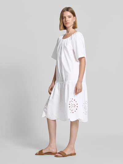 Frauenmodel trägt Knielanges Kleid mit Lochstickerei und Rundhalsausschnitt von Christian Berg Woman in Weiß, Reine Baumwolle, Straight Fit, Knielänge, Raffungen, Rückenlänge bei Größe 36: 106 cm, Brustweite: 48 cm, Ärmellänge: 23 cm, Ganzkörperansicht von vorne.