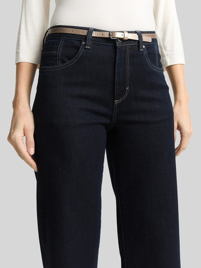Frauenmodel trägt Straight Leg Culotte aus Baumwoll-Mix von Tom Tailor, unifarben dunkelblau, sichtbarer Gürtel, Nahaufnahme Oberkörper.