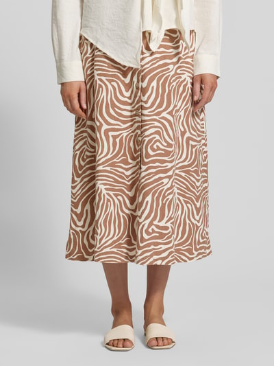 Vrouwenmodel draagt Midirock aus Leinen-Viskose-Mix mit Knopfleiste Modell 'FALAKKA' van B.Young, beige-witte zebra look, a-lijn, allover patroon, volledige opname onderlichaam