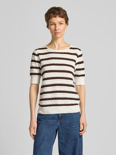 Vrouwenmodel draagt gebreid shirt met bruine en crèmekleurige strepen van puur katoen, recht model, ribboorden, model 'Dodo' van FREE/QUENT, ruglengte maat S 58 cm, mouwlengte maat S 27 cm, voorkant volledige lichaamsweergave.