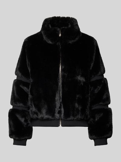 Produktfoto, Jacke mit Teddyfell und gerippten Abschlüssen von Guess in Schwarz mit Stehkragen, Reißverschluss, geradem Schnitt und feiner Struktur, Rückenlänge 56 cm, Schulterbreite 38 cm, Brustweite 53 cm, Ärmellänge 61 cm.