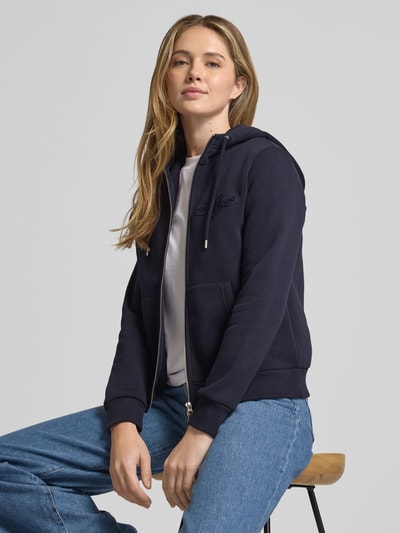 Frauenmodel trägt Sweatjacke mit Zweiwege-Reißverschluss und Label-Stitching von Gant in Dunkelblau, Baumwoll-Mix, Nahaufnahme Oberkörper