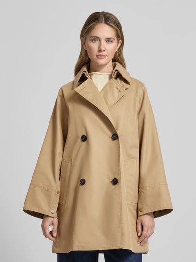 Frauenmodel trägt Regular Fit Trenchcoat mit Steppeinsatz Modell 'MANNA' von Weekend Max Mara, unifarben, doppelreihig, Baumwoll-Mix, Ganzkörperansicht von vorne.