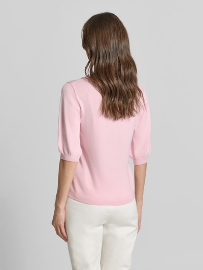 Frauenmodel trägt Slim Fit Poloshirt aus Viskose-Mix Modell 'Morla' von B.Young in Rosa, Strick-Optik, Rückansicht Ganzkörperansicht.