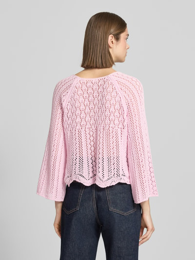 Frauenmodel trägt Cropped Pullover aus Baumwoll-Mix Modell 'NOLA' von Only, Optik: Unifarben, Grobstrick, Ganzkörperansicht Rückansicht.