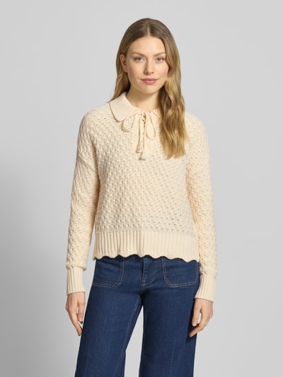 Frauenmodel trägt Strickpullover mit Umlegekragen von Jake*s Casual in Creme mit Muschelsaum, Reine Baumwolle, Gerader-Schnitt, Ganzkörperansicht von vorne.
