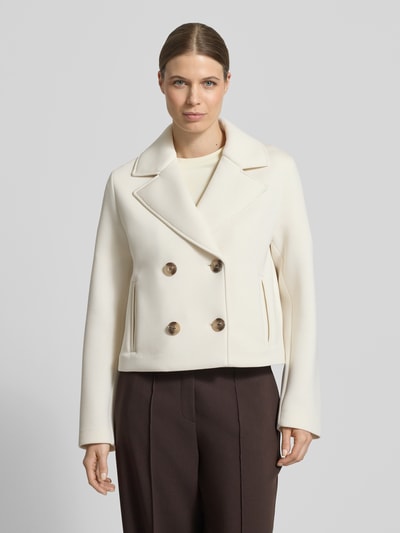 Frauenmodel trägt Regular Fit Jacke mit Viskose-Anteil von Christian Berg Woman Selection in Creme mit Reverskragen, doppelte Knopfleiste, Eingrifftaschen, Elastischer-Material-Mix, Ganzkörperansicht von vorne.