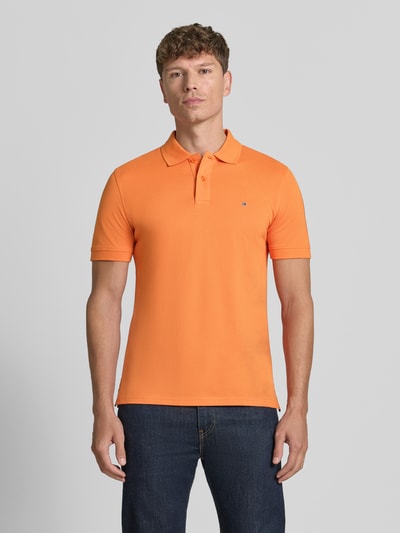 Männermodel trägt Regular Fit Poloshirt mit Stitching von Christian Berg Men aus puur katoen, knoopsluiting, ruglengte maat M 64 cm, Ganzkörperansicht von voren
