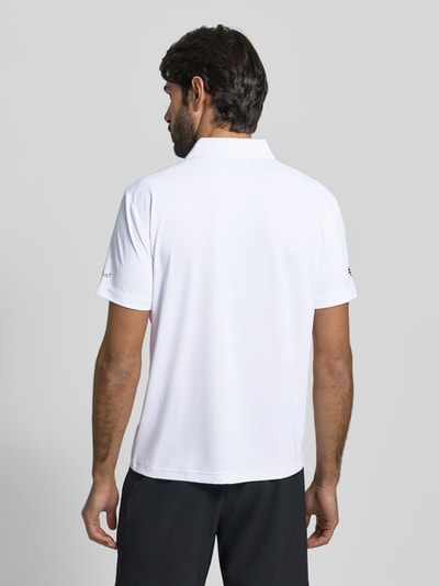 Männermodel trägt Regular Fit Poloshirt mit Logo von EA7 Emporio Armani, weißer Material-Mix mit Stretch-Anteil, Rückenlänge 71 cm, Ganzkörperansicht Rückansicht.