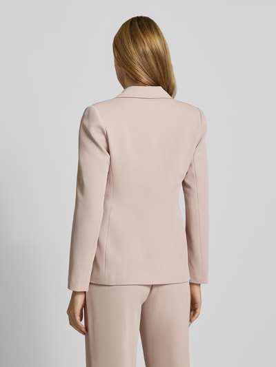 Vrouwenmodel draagt blazer met dubbele knoopsluiting van Rinascimento in lichtroze met Reverskraag, getailleerd, paspelzakken, Ruglengte maat S 64 cm, Ganzkörperansicht Rückansicht.