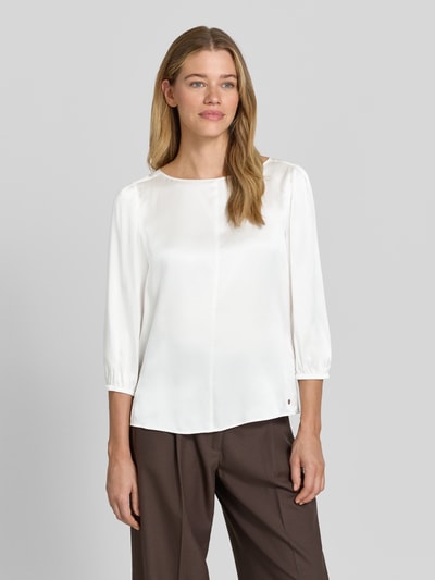 Vrouwenmodel draagt Blusenshirt aus Seide mit 3/4-Arm van Marc Cain in zuiver zijde, regular fit, ronde hals, ruglengte 60 cm, mouwlengte 49 cm, Ganzkörperansicht van voren