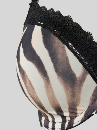 Frauenmodel trägt BH mit Push Up Modell 'Unique' von HUGO, Optik: Unifarben, Cup-Detail: Vorgeformt, Gefüttert, Push-up, Schleife mit Label-Schriftzug, Spitzenbesatz, Bügel, Materialverarbeitung: Feinripp, Nahaufnahme Oberkörper.
