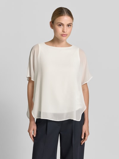 Frauenmodel trägt Loose Fit Top aus Viskose-Mix von s.Oliver BLACK LABEL in Optik: Unifarben mit Effektgarn, Chiffon, U-Boot-Ausschnitt, Kurzarm; Ganzkörperansicht von vorne.