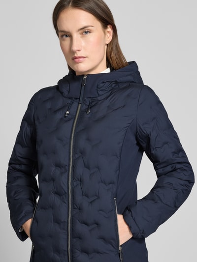 Frauenmodel trägt Regular Fit Steppjacke mit Kapuze von s.Oliver RED LABEL, Optik: Unifarben, Reißverschluss, Reißverschlusstaschen, Innentasche, elastischer Ärmelabschluss, Vorderansicht Nahaufnahme Oberkörper.