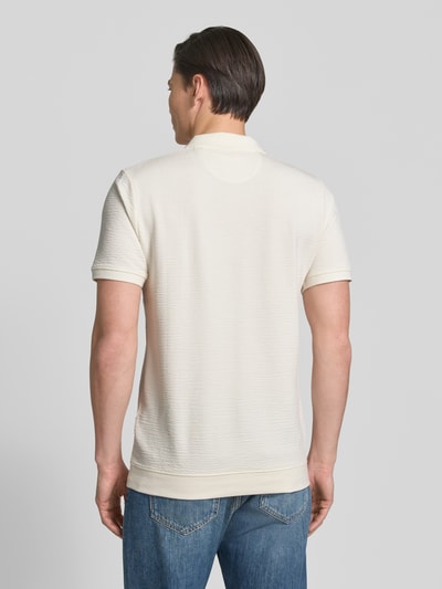 Männermodel trägt Regular Fit Poloshirt aus Baumwoll-Mix von s.Oliver RED LABEL, Optik: Unifarben, Struktur, Ganzkörperansicht Rückansicht.