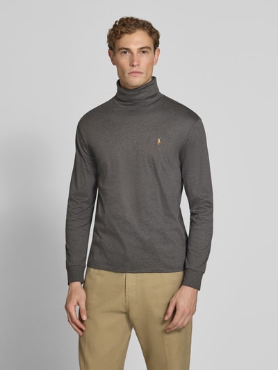Männermodel trägt Regular Fit Rollkragenpullover aus reiner Baumwolle von Polo Ralph Lauren in Dunkelgrau, glatte Textur, Ganzkörperansicht von vorne. Herren Rollkragenpullover von Polo Ralph Lauren