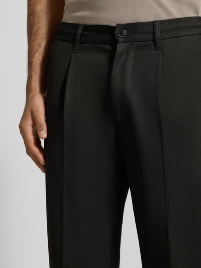 Männermodel trägt Regular Fit Bundfaltenhose mit Viskose-Anteil von Marc O'Polo Denim, Optik: Unifarben, Nahaufnahme Oberkörper.