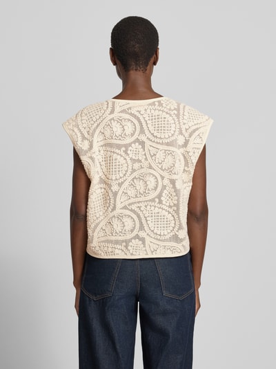 Frauenmodel trägt Strickweste mit V-Ausschnitt Modell 'Crossy' von FREE/QUENT aus reiner Baumwolle mit Stickmuster, Ganzkörperansicht Rückansicht.