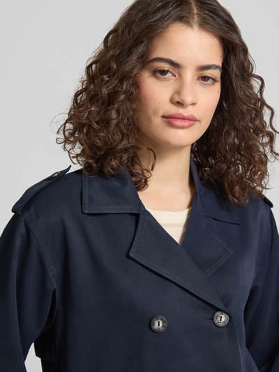 Frauenmodel trägt Regular Fit Trenchcoat-Jacke mit Reverskragen Modell 'HANNAH' von Only, Optik: Unifarben, Nahaufnahme Oberkörper.