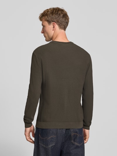 Männermodel trägt Regular Fit Pullover aus reiner Baumwolle Modell 'TONY' von ONLY in dunklem Olivgrün, strukturierte Oberfläche, Ganzkörperansicht Rückansicht. Herren Pullover von ONLY & SONS