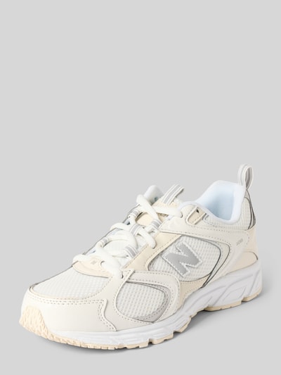Produktfoto, Sneaker mit Schnürung Modell '408' von New Balance, cremefarben mit abgerundeter Spitze, profilierte Sohle, sichtbare Label-Details, Damen Sneaker, Absatzhöhe 3 cm, Schafthöhe 7 cm, Schaftweite 7 cm, Kombination aus glatten und strukturierten Materialien