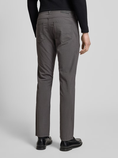 Männermodel trägt Chino mit 5-Pocket-Design von Christian Berg Men aus Material-Mix mit Viskose-Anteil, graue Farbe, Gerader-Schnitt, Ganzkörperansicht Rückansicht.