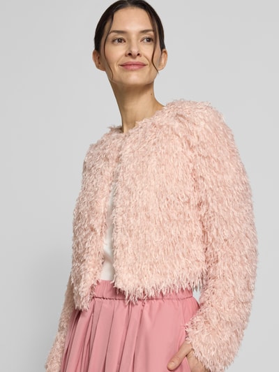 Frauenmodel trägt Regular Fit Jacke in Feder-Optik von Christian Berg Woman Selection in zartem Rosa, Rundhalsausschnitt, Nahaufnahme Oberkörper.
