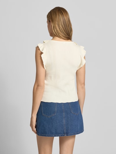 Frauenmodel trägt Slim Fit Strick-Top aus Viskose-Mix Modell 'NELLY' von Only, Optik: Unifarben, Struktur-Muster, Rüschen-Applikation, Tiefer V-Ausschnitt, ohne Ärmel, Verschluss: Bindebänder, Strick-Design, Materialverarbeitung: Viskose-Mix, Farbton Creme, Textur fein gerippt, Rock in Denim-Optik, Ganzkörperansicht Rückansicht.