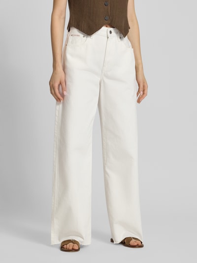 Frauenmodel trägt Wide Leg Jeans aus reiner Baumwolle von Calvin Klein Jeans in Weiß, 5-Pocket-Design, Denim-Optik, Ganzkörperansicht von vorne.