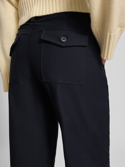 Frauenmodel trägt Barrel Fit Jeans mit Baumwoll-Anteil Modell 'CLAIR' von Only, unifarbener Denim, Gesäßpattentaschen, Detailaufnahme Rückansicht